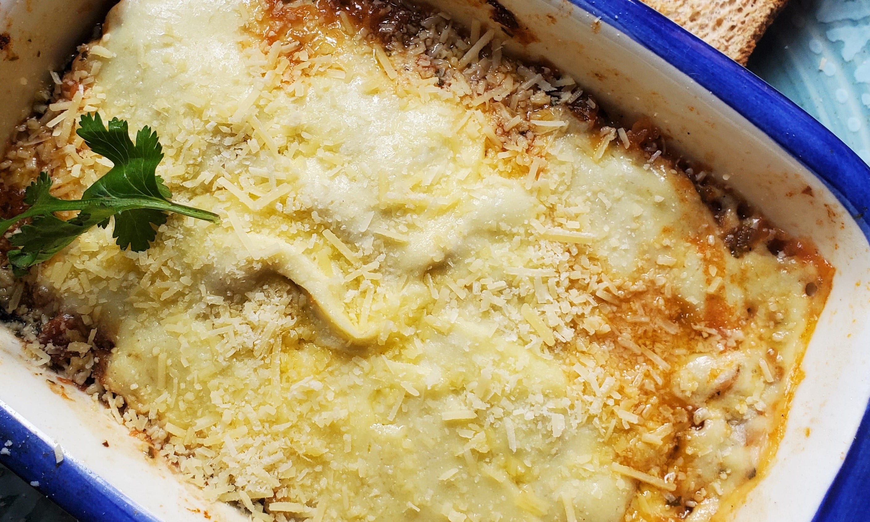 Gratinado de berenjena, tomate y albahaca