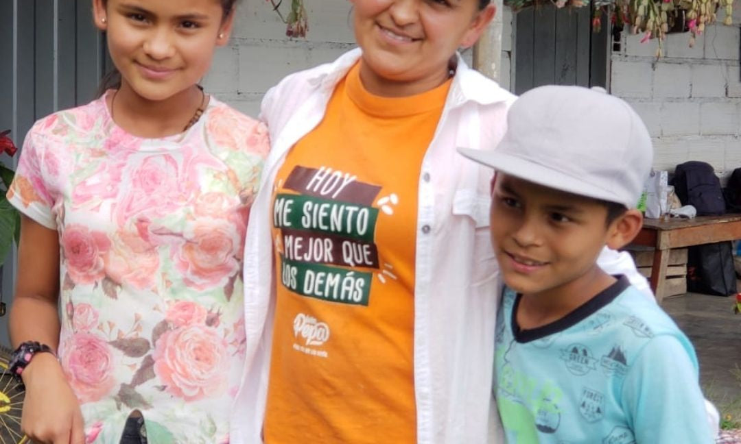 Mujeres en el campo con Milamores