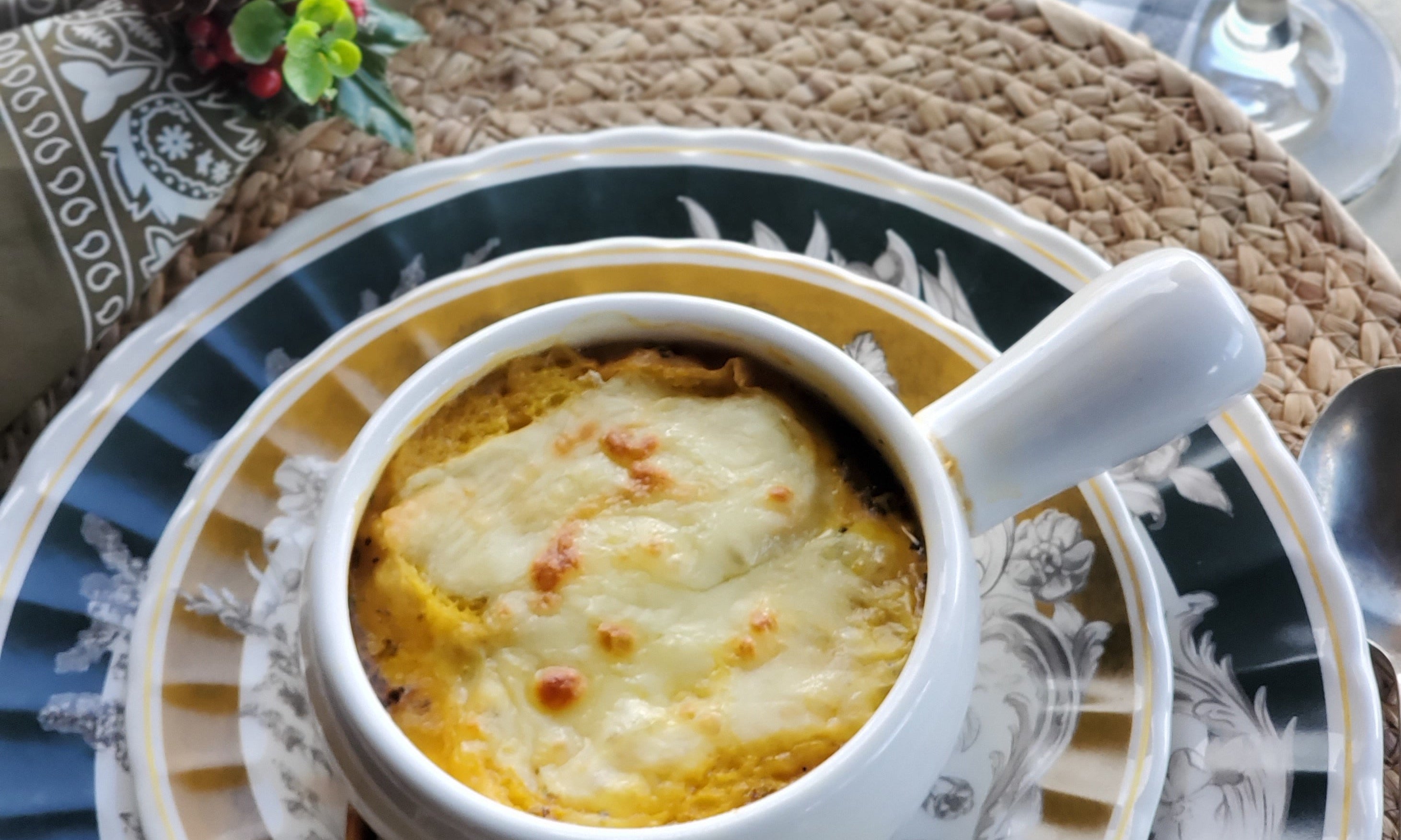 Sopa de cebolla aromatizada con romero