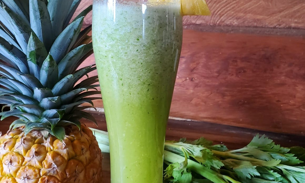 Jugo de piña para eliminar líquidos